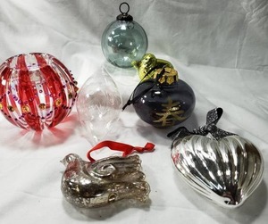 lot 72 image: Vintage Ornaments & Candle Holder