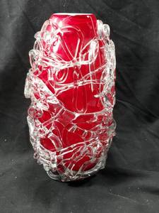 lot 101 image: Red Cased Art Glass Vase&nbsp