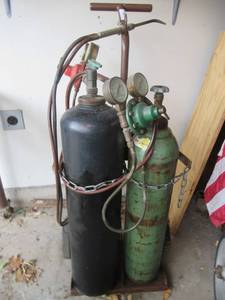 lot 4 image: OXYACETYLENE GAS WELDING TORCH WITH SMITH REGULATORS AND GAUGES ON ROLL AROUND CART