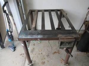 lot 10 image: STEEL WELDING TABLE ON CASTERS WITH WILTON VISE 35 X 29 12 X 31