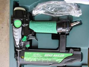 lot 15 image: HITACHI PNEUMATIC 2 BRAD NAILER MODEL# NT 50AE2 IN ORIGINAL CASE WITH 2 BOXES OF NAILS