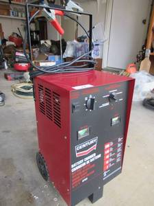 lot 17 image: CENTURY BATTERY STARTERCHARGER WITH AUTOMATIC SHUTOFF FOR 12 AND 6 VOLT BATTERIES LIKE NEW