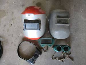 lot 25 image: 2 WELDING MASKS, 2 WELDING GOGGLES AND 1 HEAD MOUNTED MAGNIFYING GLASSES