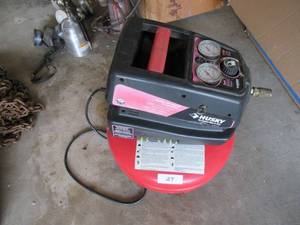 lot 27 image: HUSKY PORTABLE 4 GALLON AIR COMPRESSOR WITH 125 MAX PSI
