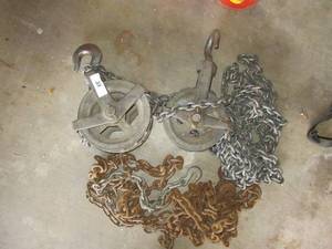 lot 33 image: D. ROUND AND SONS MAKERS STEEL HOIST AND PULLEY WITH 2 EXTRA CHAINS