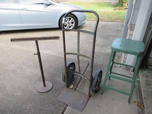 lot 40 image: DOLLY FOR WELDING TANKS, ADJUSTABLE STEEL STAND WITH ROLLER AND METAL SHOP STOOL