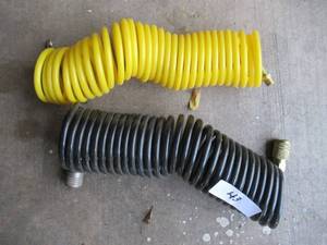 lot 43 image: 5 RUBBER AND PLASTIC AIR COMPRESSOR HOSES IN DIFFERENT TYPES AND SIZES WITH FITTINGS ON ENDS