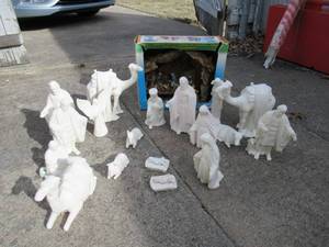 lot 49 image: NATIVITY SET MADE OF CERAMICS AND ITALIAN HAND CRAFTED NATIVITY SCENE