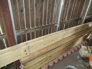 lot 60 image: LARGE ASSORTMENT OF WOOD 2 X 4S, 2 X 2S IN 8 TO 10 FT LENGTHS AND MORE APPROX. 35 PIECES