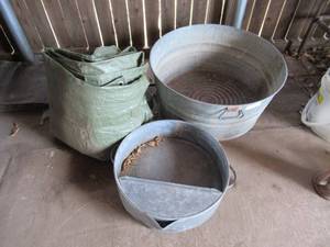 lot 65 image: TIN WASH TUB 24 ROUND, OIL PAN AND LARGE TARP