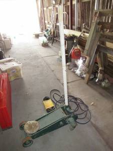 lot 77 image: SEARS 1 12 TON CAPACITY FLOOR SERVICE JACK, EXRENSION CARD AND WOODS LOW VOLTAGE 50FT CABLE