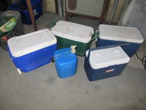 lot 78 image: 2 COLEMAN ICE CHESTS, 1 COLEMAN 5 GALLON WATER CONTAINER AND 2 IGLOO ICE CHESTS