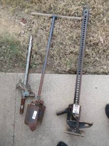 lot 83 image: HI-LIFT JACK MODEL# HL-484 7000 LB CAPACITY, CAR JACK AND POST HOLE DIGGER
