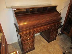 lot 89 image: BEAUTIFUL SOLID OAK ROLL TOP DESK WITH KEY TO LOCK TOP 53 X 24 X 30 TO DESK SURFACE AND 48 TO VERY TOP