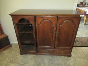 lot 92 image: MAHOGANY ENTERTAINMENT CENTER 57 X 19 X 45 DOES NOT INCLUDE CONTENTS VERY NICE
