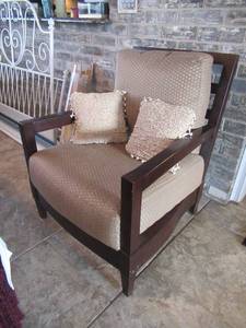 lot 103 image: SOLID WOOD SITTING CHAIR IN EXCELLENT CONDITION WITH 2 SMALL PILLOWS