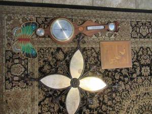lot 104 image: WEATHER INDICATOR TEMPERATUREHUMIDITYBAROMETER AND HOME DECOR PIECES 4 TOTAL