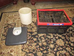lot 112 image: SUNBEAM SCALE, RUBBERMAID STORAGE BIN AND SMALL CERAMIC POT