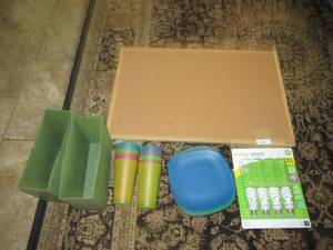 lot 118 image: ROSEART CORK BOARD 35 X 23, 4 GE ENERGY SMART 60 WATT LIGHT BULBS AND HARD PLASTIC PLATES AND CUPS APPROX. 20 EACH