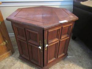 lot 119 image: WOOD 2 DOOR SIDE TABLE 23 X 23 X 21