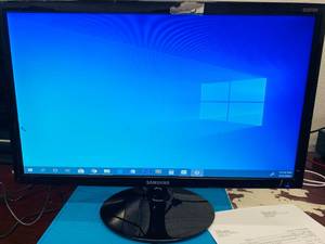 lot 13 image: Samsung 21 Computer Monitor