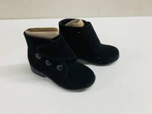 lot 29 image: Kids Fashion Boot Size 9