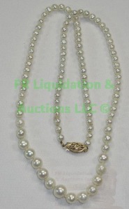 lot 52 image: Freshwater Cultured Pearl, 14K Gold clasp Graduated Strand