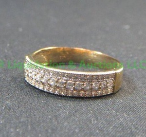 lot 133 image: 10k Gold Cubic Zirconia mens Band