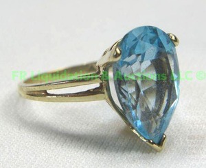 lot 135 image: 10k Gold, blue topaz, ring