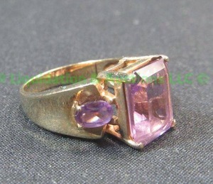 lot 136 image: 10k Gold, amethyst, ring