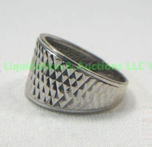 lot 160 image: 14K White Gold Diamond-Cut Band