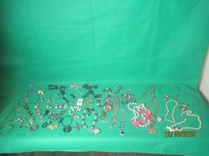 lot 120 image: FASHION JEWELRY&nbsp