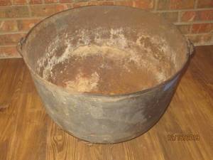 lot 122 image: VINTAGE CAST IRON CAULDRON IN VERY GOOD CONDITION
