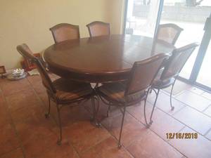 lot 1 image: FORMAL DINING TABLE AND 6 CHAIRS ALL IN VERY GOOD CONDITION