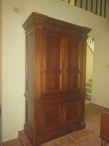 lot 6 image: LARGE ENTERTAINMENT CENTER&nbsp
