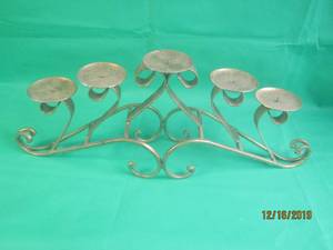 lot 17 image: 5 ARM 28L GOLD HORIZONTAL TABLE STANDING CANDLE HOLDER&nbsp
