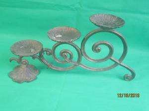 lot 18 image: 3 ARM HORIZONTAL TABLE STANDING CANDLE HOLDER&nbsp