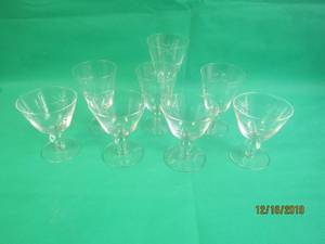 lot 22 image: 8 VINTAGE SUSQUEHANNA CRYSTAL WINE GLASSES&nbsp ,WATER GOBLETS&nbspSIX POINT STAR PATTERN