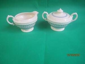 lot 28 image: VINTAGE CREAMER SUGAR CRESCENT GEORGE JONES &amp SONS MADE IN ENGLAND OLIVE