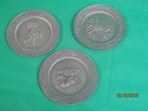 lot 30 image: LITTLE GALLERY PEWTER PLATES-1977 BY WHITTIER,1978 -KAREN RAVN1979 BY MARY HAMILTONBOB JONES&nbsp