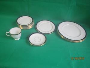 lot 36 image: 17PC CLASSICS COLLECTION LENOX FEDERAL COBALT ENGLISH BONE CHINA&nbsp
