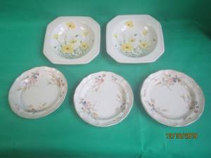 lot 37 image: MIKASA DINNERWARE