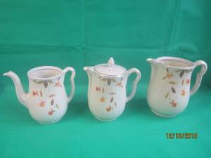 lot 38 image: VINTAGE HALLS SUPERIOR QUALITY KITCHENWARE MARY DUNBAR AUTUMN LEAF TEAPOTSPOURERS&nbsp