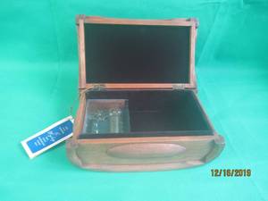 lot 45 image: SOLID WOOD HARDWOOD MUSIC BOX