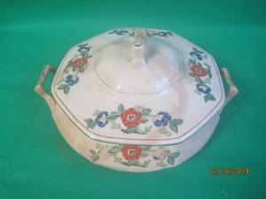 lot 78 image: VINTAGE LIDDED CASSEROLE DISH WITH LID AND HANDLES IN VERY GOOD CONDITION&nbsp