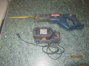 lot 105 image: RYOBI 18V P510 SAW WITH BATTERY AND CHARGER TESTED AND WORKS