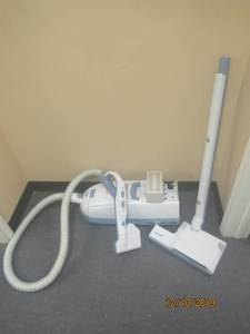 lot 207 image: GUARDIAN VACCUM AERUS BY ELECTROLUX