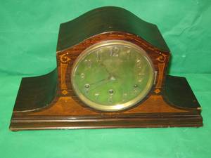 lot 9 image: VINTAGE MANTEL CLOCK