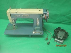 lot 64 image: ROCKFORD SEWING MACHINE Z4907606
