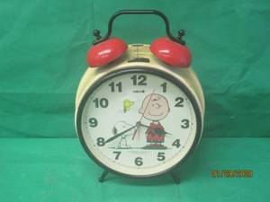 lot 127 image: VINTAGE SALTON PEANUTS CHARLIE BROWN CLOCK